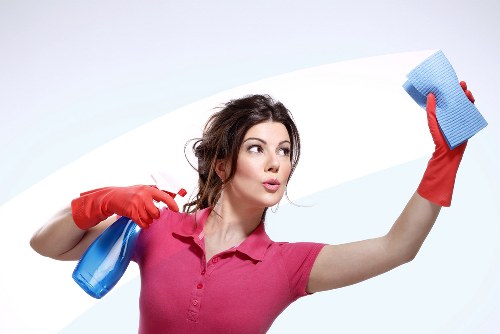 Deep cleaning bathroom fixtures during move out cleaning